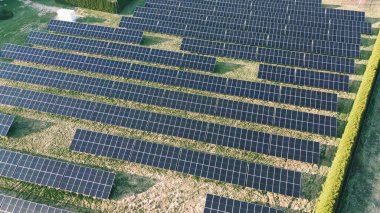 Modern güneş enerjisi teknolojisinin havadan görünüşü