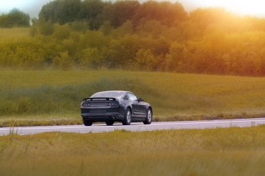 Boş otoyolda siyah performans arabası