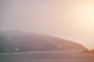 Kıyı yeşili boyunca fırtınalı fiyort manzarası