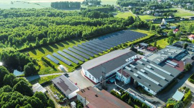 Parlak güneş altında mavi güneş paneli sistemi