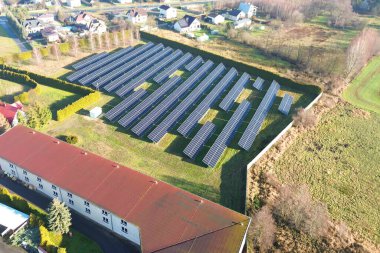 Güneş çiftliği kurulumu yenilenebilir enerji projesi