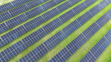 Yeşil alandaki modern güneş paneli dizisi