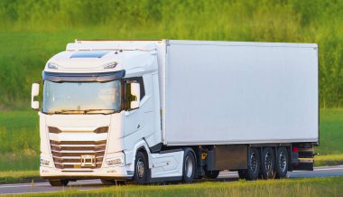 Pürüzsüz yolda ağır yük kamyonu