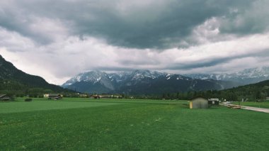 Alp evleri ve yeşil yaz çayırları