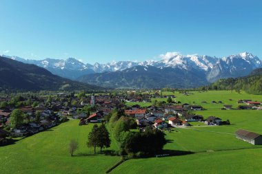 İlkbahar vadisinde kara bulutlar