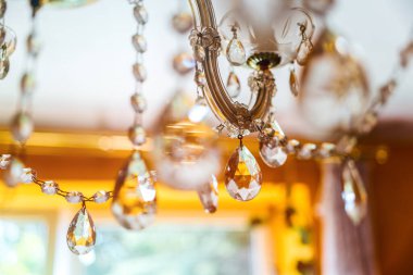 Dekoratif tavan ışığında parlak kristal boncuklar