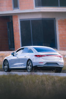 Boş köy yolunda elektrikli araba.