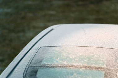 Kış mevsiminde aracın gövdesinde buz birikir