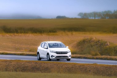 Moda ayar detaylarıyla ön görünüm hatchback