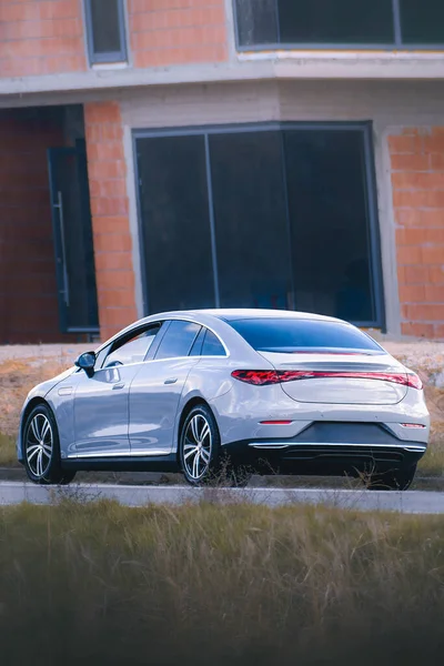 Boş köy yolunda elektrikli araba.