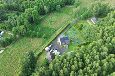 Kırsal alanda sürdürülebilir yaşamı kucaklayan güneş panelleri olan modern bir ev.