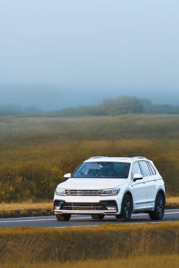 Manzaralı yaz yolculuğunda dört teker çekişli SUV