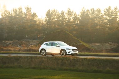 Kırsal kesimden geçen bir araç