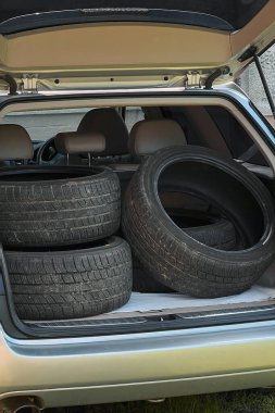 Mevsimsel değişim için lastiklerle dolu bir araba.
