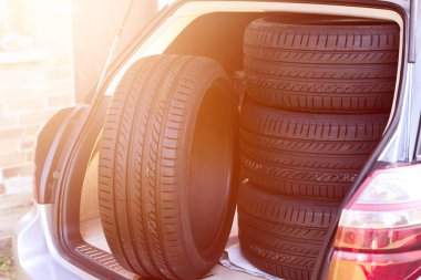 Araba tamirhanesinin lastikleri bagaja yüklendi.