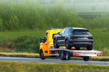 Kırsal alanda araç arızası düzeltiliyor