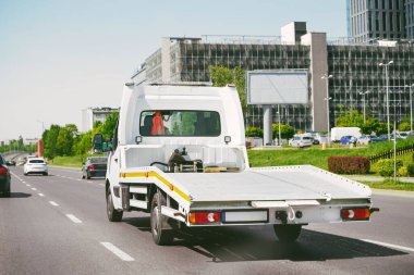 Meşgul yolda beyaz Flatbed araç