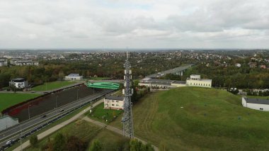 Kırsal bölgedeki cep telefonu ağ vericisi kulesi