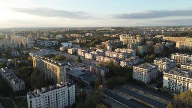 Günbatımı aydınlatmalı apartman binaları