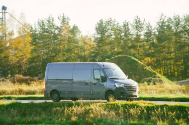Kargo kamyonu kırsal yolda seyahat ediyor.