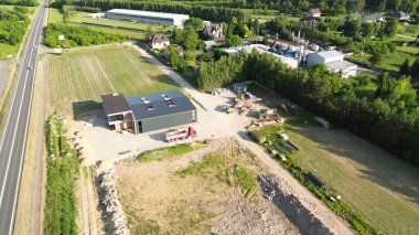 Çöp kamyonu ve malzemelerle inşaat alanı