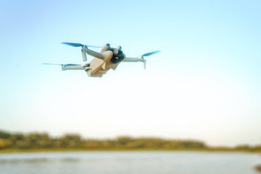Altın akşam ışığı altında modern kuadkopter havada