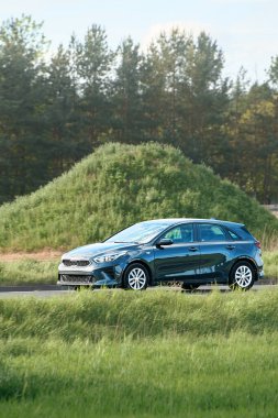 Günlük seyahat için beş kapılı ekonomik hatchback