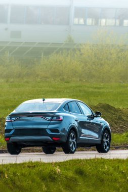 Çevre dostu araç huzur içinde hareket ediyor.