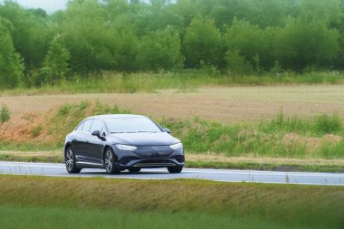 Sürdürülebilir taşıma aracı doğal ortamda seyahat ediyor