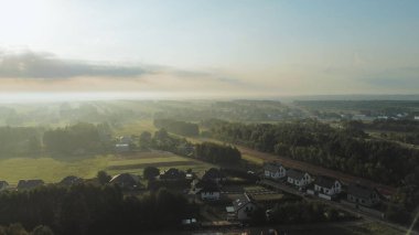 Sisli ormanlık tepelerin üzerinde mistik gündoğumu sahnesi