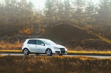 Kırsal alanda araba sürüyor.