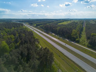 Yemyeşil orman boyunca uzanan kırsal otoyol.