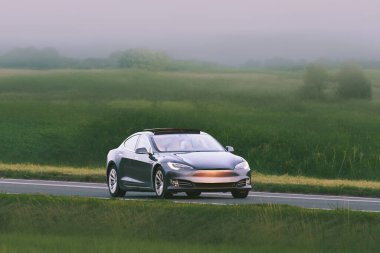 Ülke yolunda prestijli yönetici sedan.