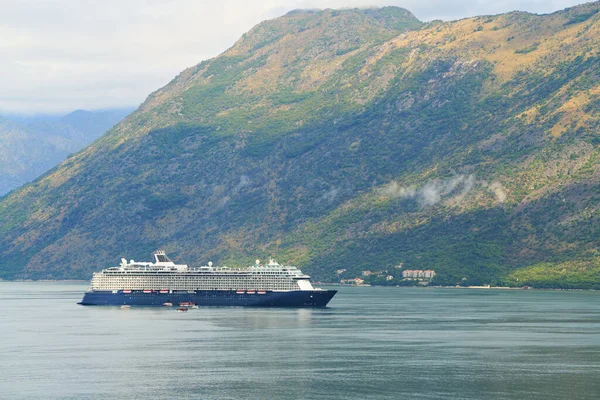 Manzaralı Kotor dağlarının yanından geçen bir gemi.