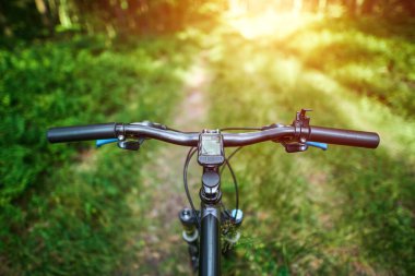 Çimenli bir off-road yolunda bisiklet sürmek