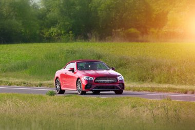 Kırmızı özelleştirilmiş spor arka spoyler ile araba