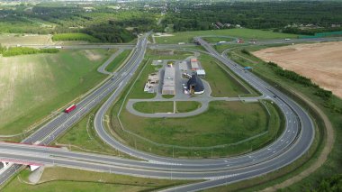 Araçlarla çok şeritli otoyol üzerinde köprü