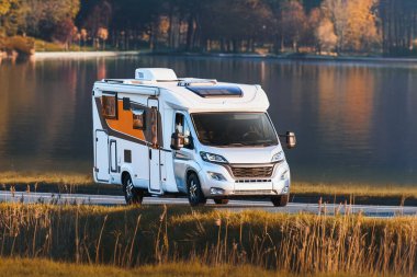 Karavanla Alp bölgesinde özgürlük yolculuğu