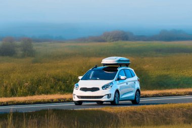 Macera SUV kırsal alanda geziniyor.