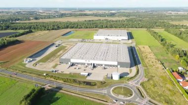 Teslimat kamyonları tedarik zinciri dağıtım merkezinde.