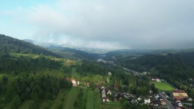 Kırsal vadi kasabasından akan manzara nehri.