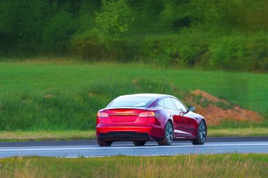 Yeşil kırsal alandan geçen modern eko araba