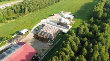 Saman balyaları ve toprak depolama ile resim çiftliği