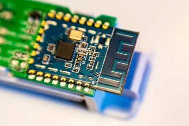 Devre kartında mikroçip ve anten