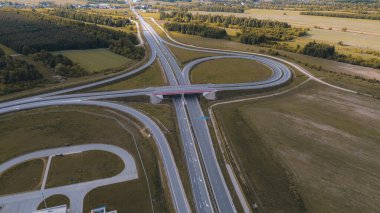 Otoyol kavşağında trafik yukarıdan