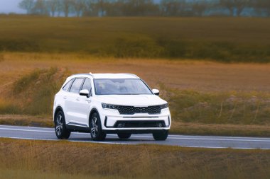 Güçlü bir SUV tarım arazisinden geçiyor.