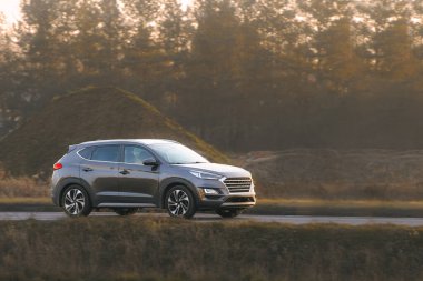 Güneş ışığında SUV ile sahne sürüşü