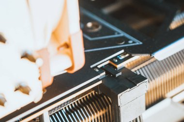 Kullanımda olan 12VHPWR GPU güç bağlantısına yakın çekim