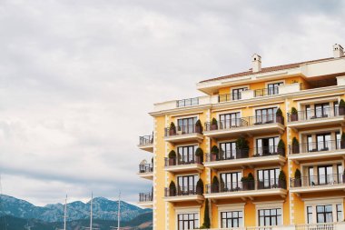 Geniş balkonları ve bitkileri olan lüks daireler.