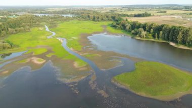 Su kanalı ve kuru arazili kırsal çayır.